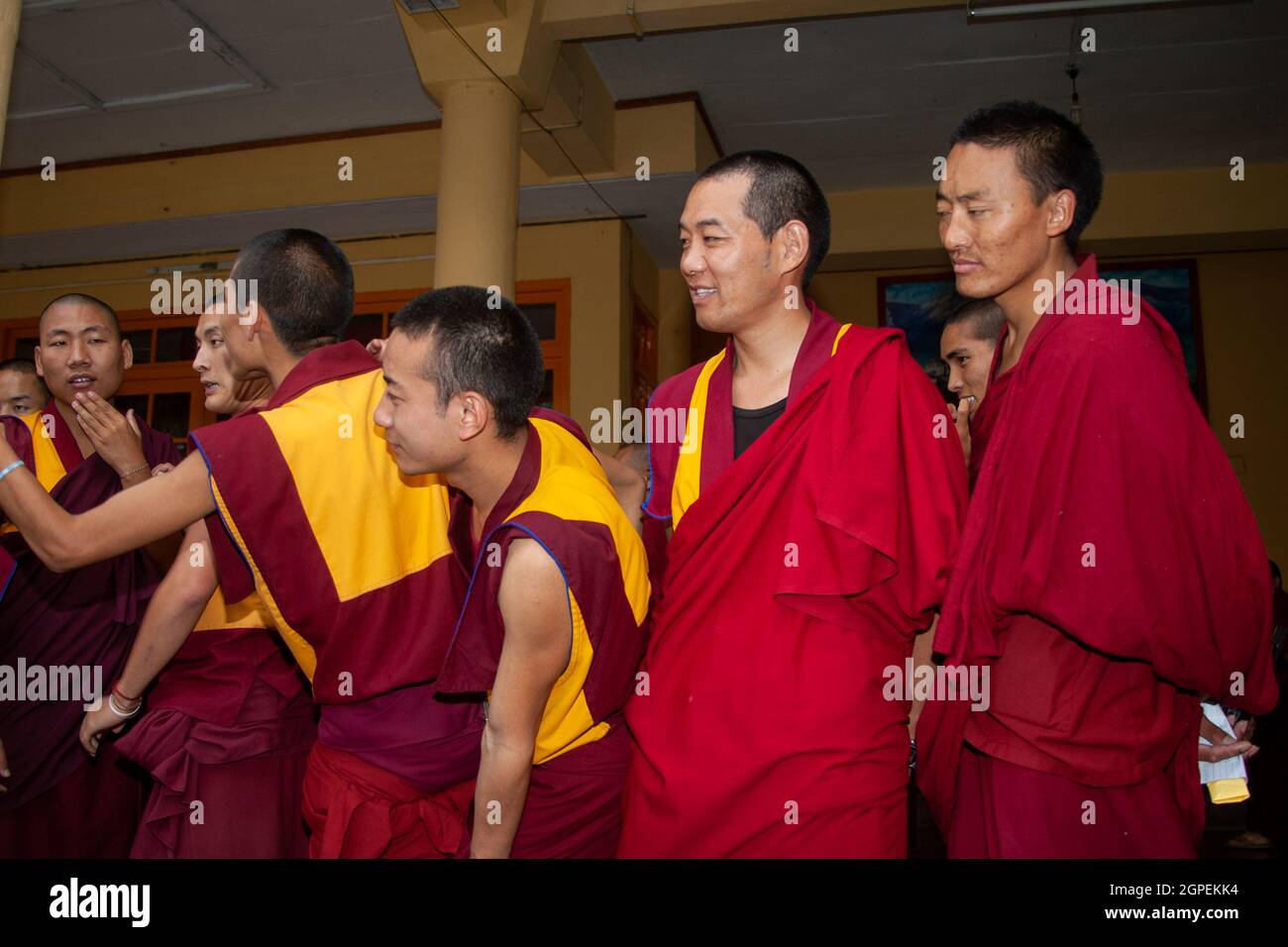 Un gruppo di monaci tibetani si sono impegnati in un dibattito energico a Dharamsala, Himachal Pradesh, India Foto Stock