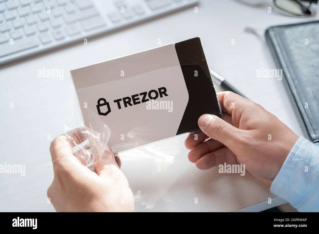 Russia Mosca 12.06.2021 disimballaggio della scatola Trezor hardware, software Pocket wallet.Accessory kit, password sheet.Safe, sicuro vault di criptovaluta, moneta Foto Stock