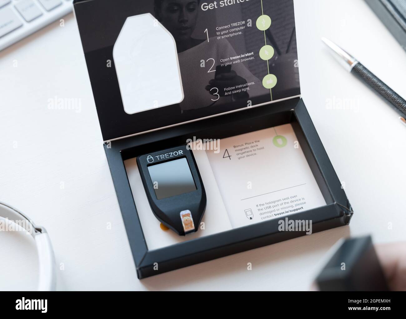 Russia Mosca 12.06.2021 disimballaggio della scatola Trezor hardware, software Pocket wallet.Accessory kit, password sheet.Safe, sicuro vault di criptovaluta, moneta Foto Stock