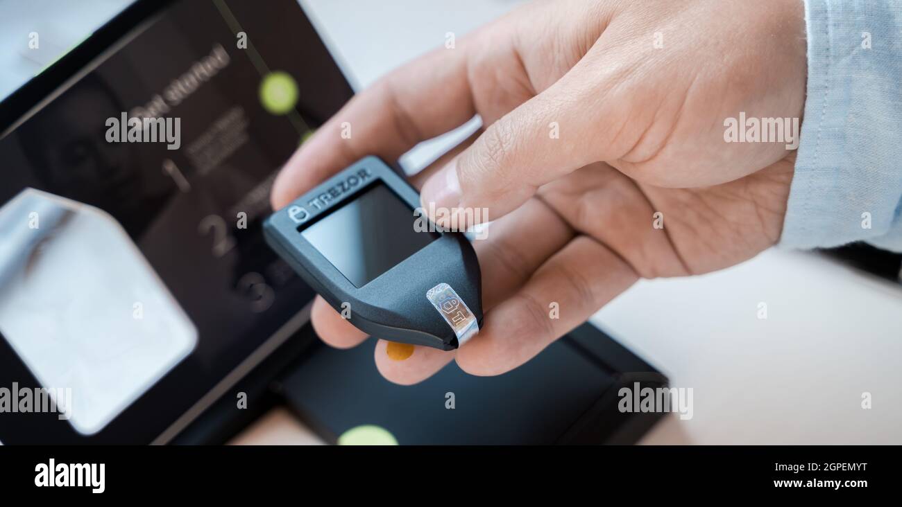 Russia Mosca 12.06.2021 disimballaggio della scatola Trezor hardware, software Pocket wallet.Accessory kit, password sheet.Safe, sicuro vault di criptovaluta, moneta Foto Stock