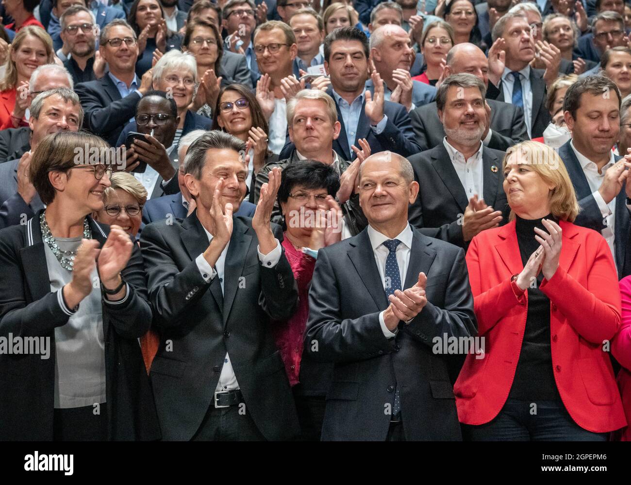 Berlino, Germania. 29 settembre 2021. Saskia Esken, presidente federale del DOCUP (l-r), Rolf Mützenich, Il presidente del gruppo parlamentare SPD e l'OLAF Scholz SPD candidato al Cancelliere e al Ministro federale delle finanze, nonché la vicepresidente del gruppo parlamentare Bärbel Bas, sono a favore di un quadro di gruppo dopo la riunione del gruppo parlamentare SPD al Bundestag. Dopo le elezioni del Bundestag, le commissioni delle parti discutono della linea per il nuovo periodo legislativo. Credit: Michael Kappeler/dpa/Alamy Live News Foto Stock