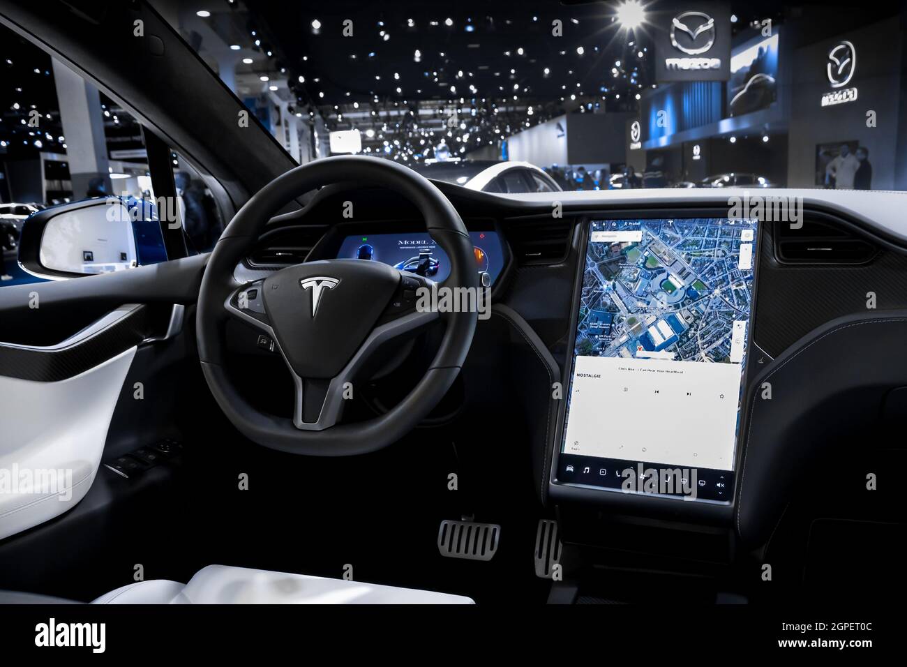 La vista del cruscotto interno del modello di vettura Tesla Model X è mostrata al Motor Show Autosalon 2020. Bruxelles, Belgio - 9 gennaio 2020. Foto Stock