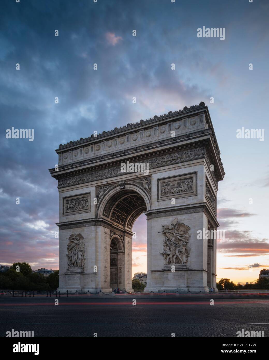 Crepuscolo all'Arc de Triomphe de l'Étoile, Parigi, Île-de-France, Francia, Europa Foto Stock