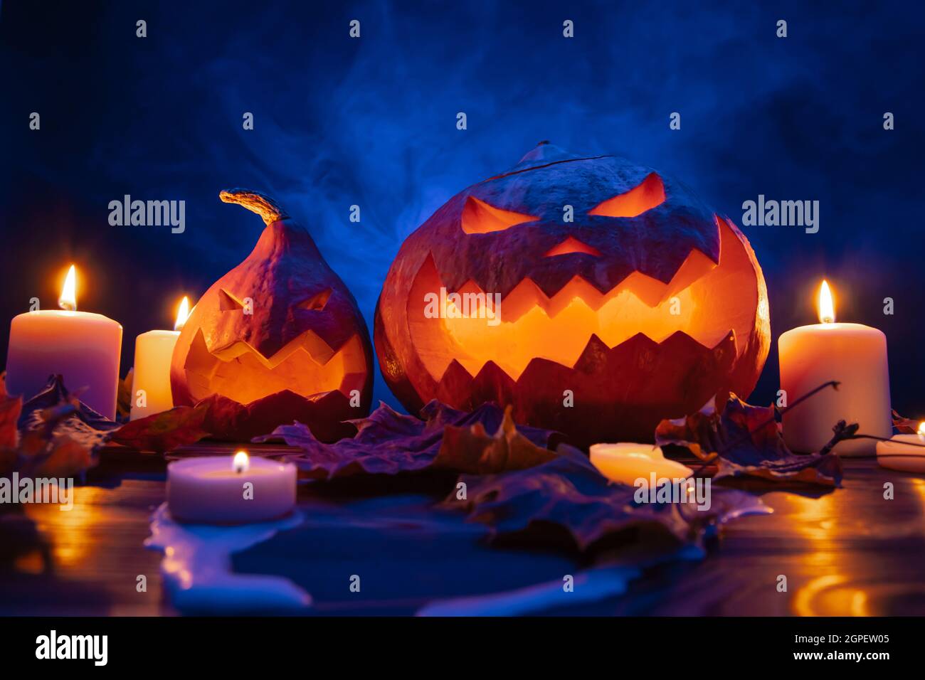 Zucche sfondo blu con fumo a lume di candela Halloween vacanza. Foto Stock