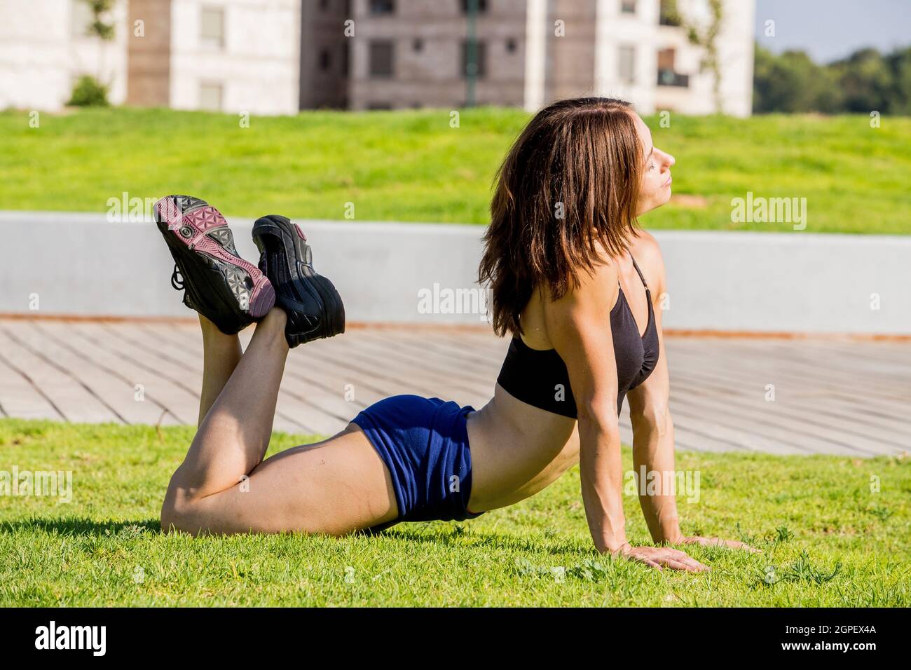 Giovani donne bodybuilder esercizi all'aperto in un parco Foto Stock