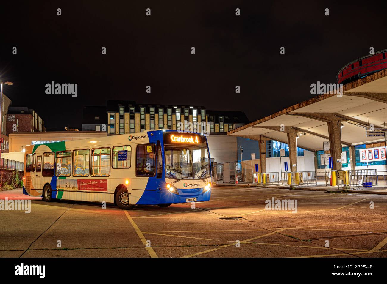 L'ultimo autobus per lasciare la vecchia stazione degli autobus Exeter Bus & Coach prima della nuova stazione degli autobus che apre al pubblico diverse ore più tardi. Foto Stock