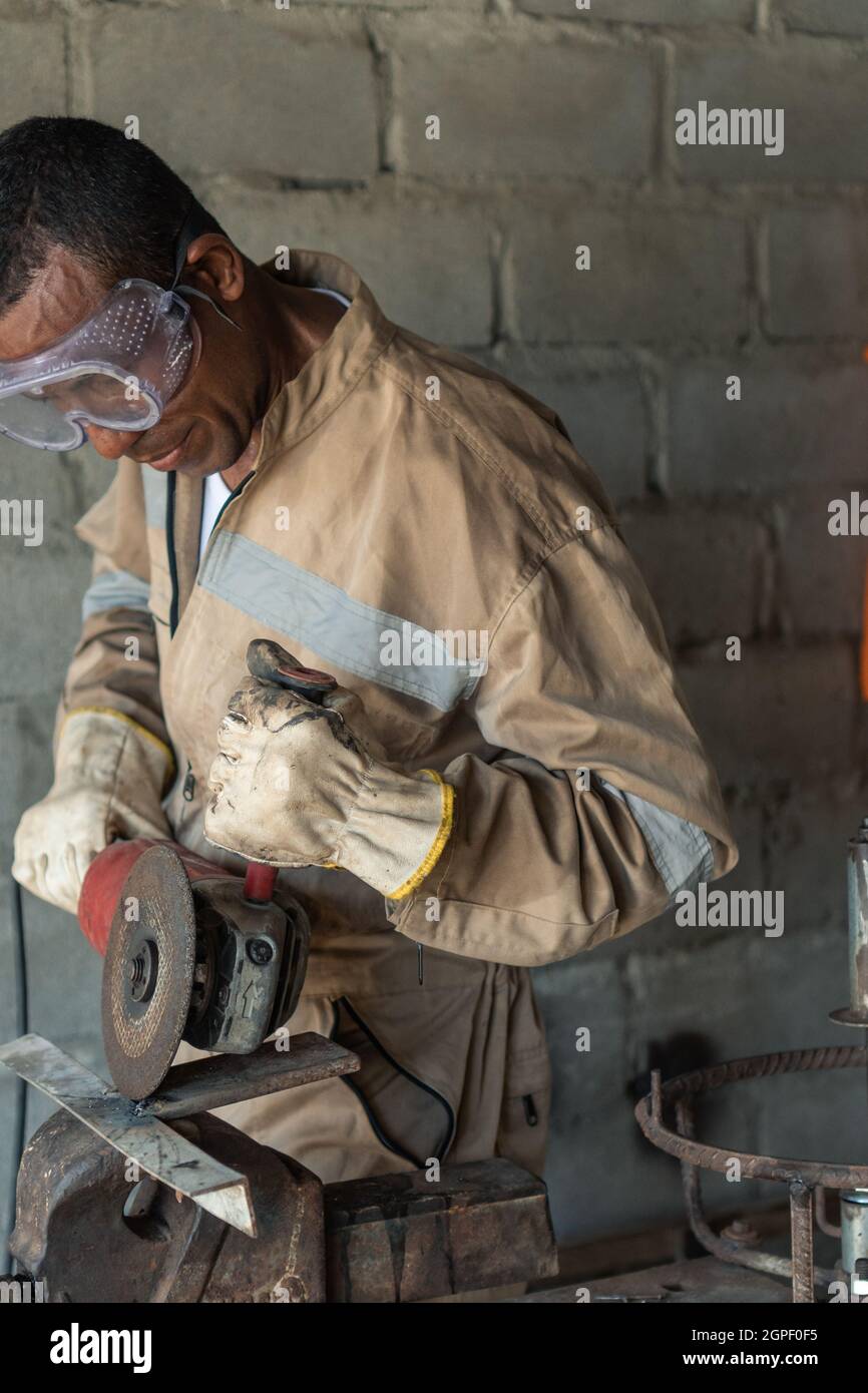 Una saldatrice durante una giornata di lavoro nella fabbrica metallurgica. Foto Stock