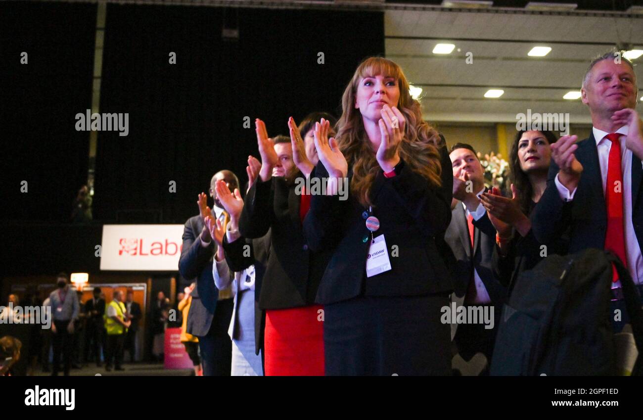 Brighton UK 29 settembre 2021 - Angela Rayner applauds come Sir Keir Starmer dà il suo discorso alla Conferenza del partito di lavoro oggi al centro di Brighton: Credit Simon Dack / Alamy Live News Foto Stock