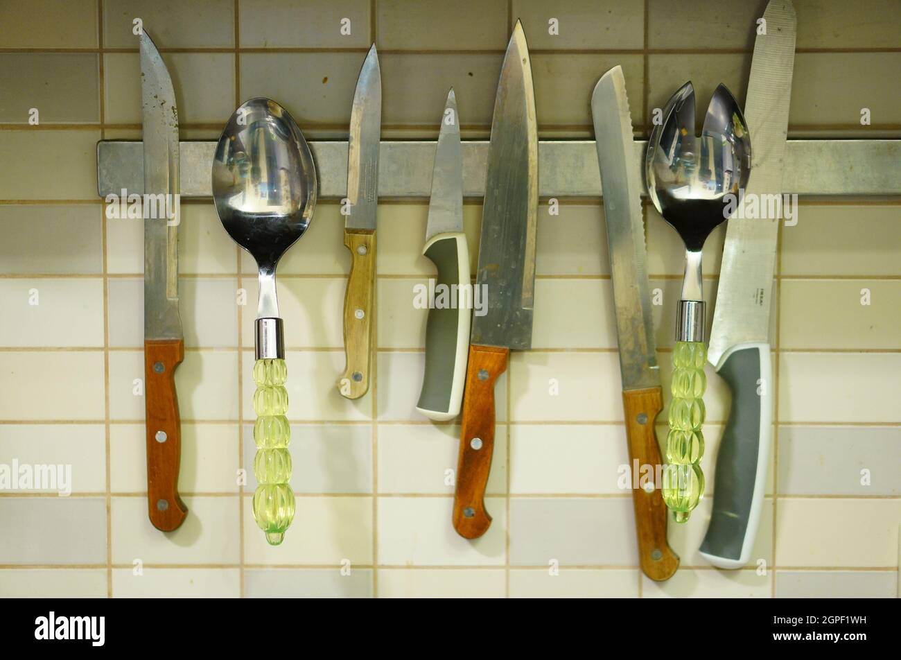 POZNAN, POLONIA - 06 gennaio 2016: Un primo piano di utensili fissati al magnete sul muro in cucina Foto Stock