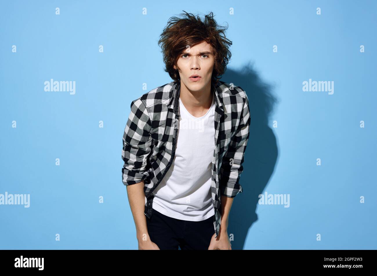 bel giovane uomo con camicia in pelo con mousse in posa Foto stock - Alamy