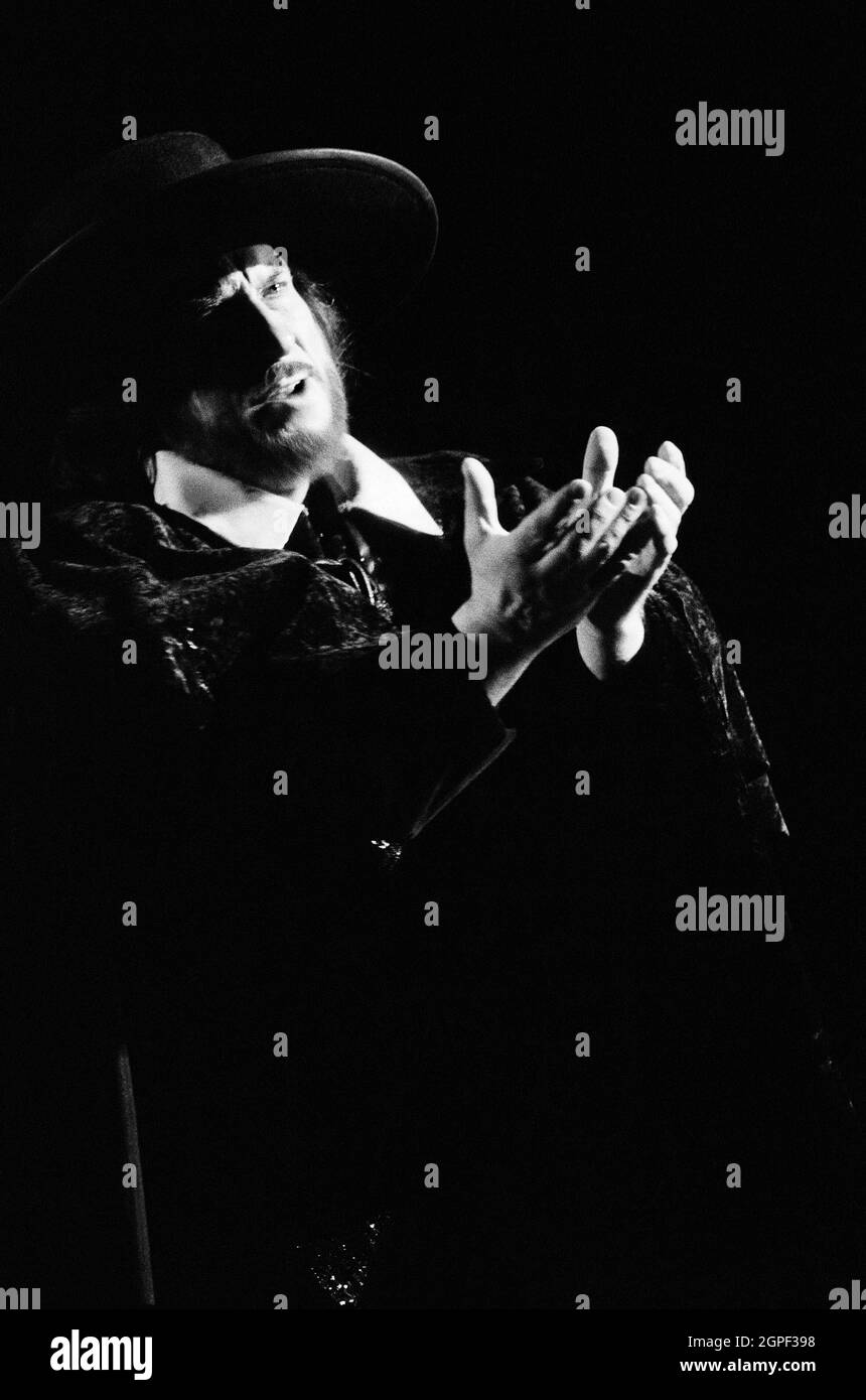 Norman Bailey (The Dutchman) nel DUTCHMAN VOLANTE all'English National Opera (ENO), London Coliseum, London WC2 02/1982 music & libretto: Richard Wagner Direttore: Mark Elder design: Stefanos Lazaridis Lighting: Nick Chelton regista: David Pountney Foto Stock