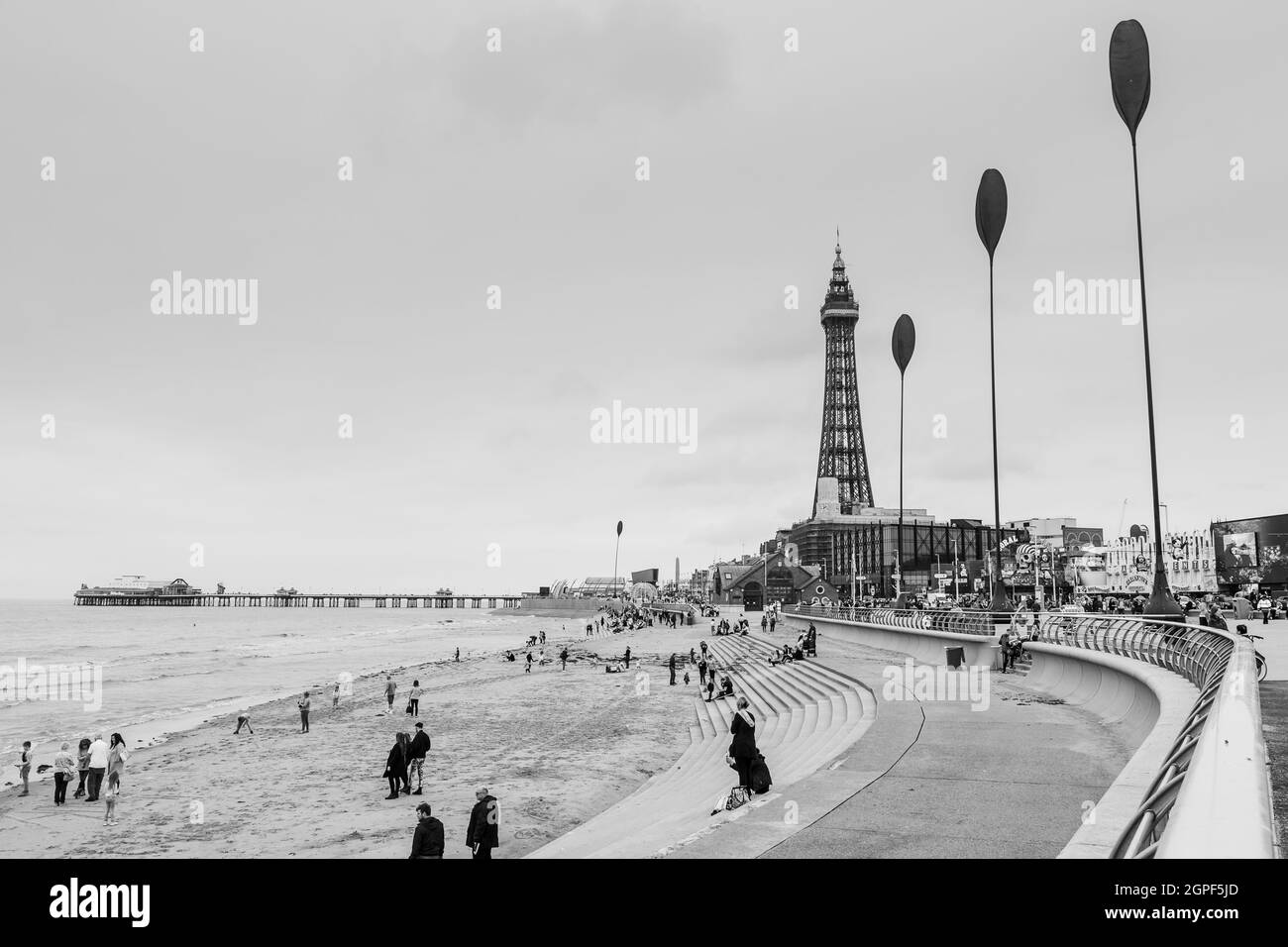 Sculture DART sullo skyline di Blackpool catturate in bianco e nero nel settembre 2021 mentre i turisti osservano l'arrivo della marea. Foto Stock