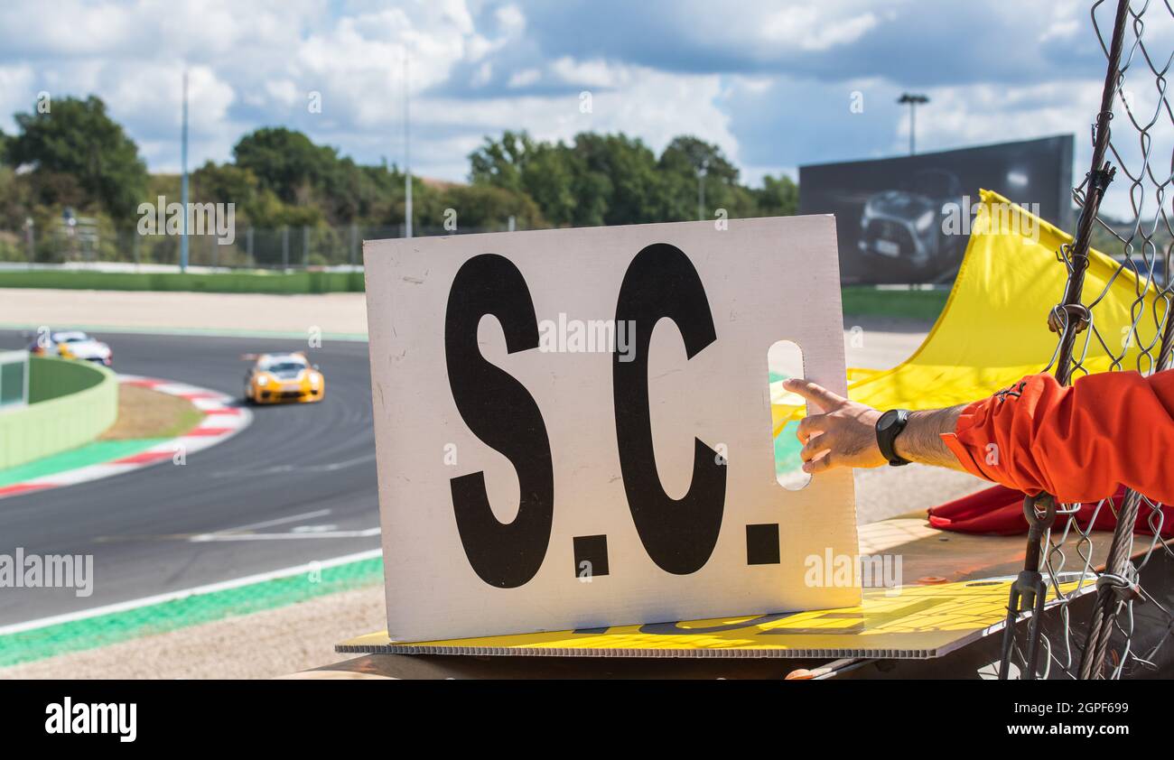 Vallelunga, italia 19 settembre 2021 Aci Racing week-end. Cartello auto di sicurezza esposto con bandiera gialla alle auto da corsa in pista Foto Stock