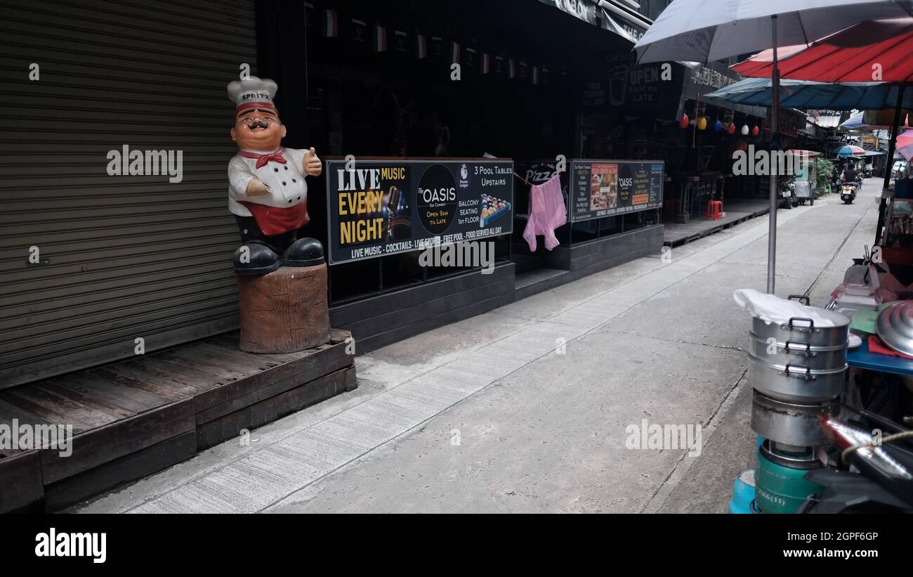 Soi Cowboy Aleyway Entertainment zone a Bangkok Thailandia chiudere Covid 19 Pandemic Lockdown Maintenance equipaggio Foto Stock