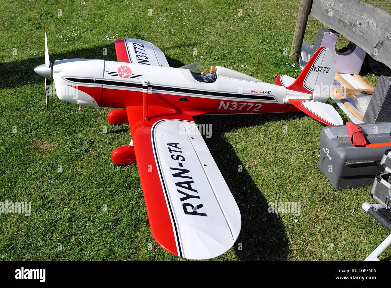 Aereo a bassa ala con comando a distanza Ryan-sta con elica a terra in Germania, Europa Foto Stock