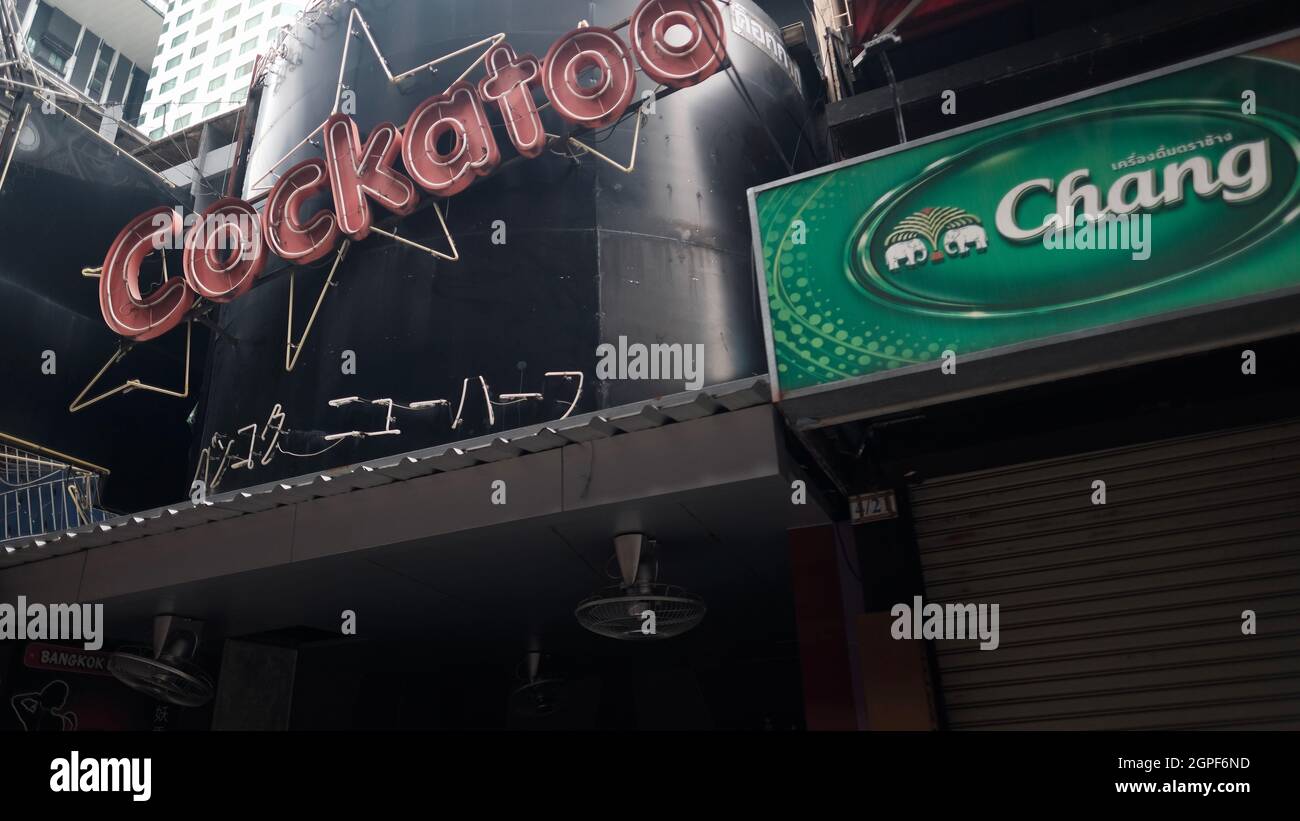 Cockatoo Soi Cowboy Entertainment zone a Bangkok Thailandia chiudere Covid 19 Pandemic Lockdown Maintenance crew Foto Stock