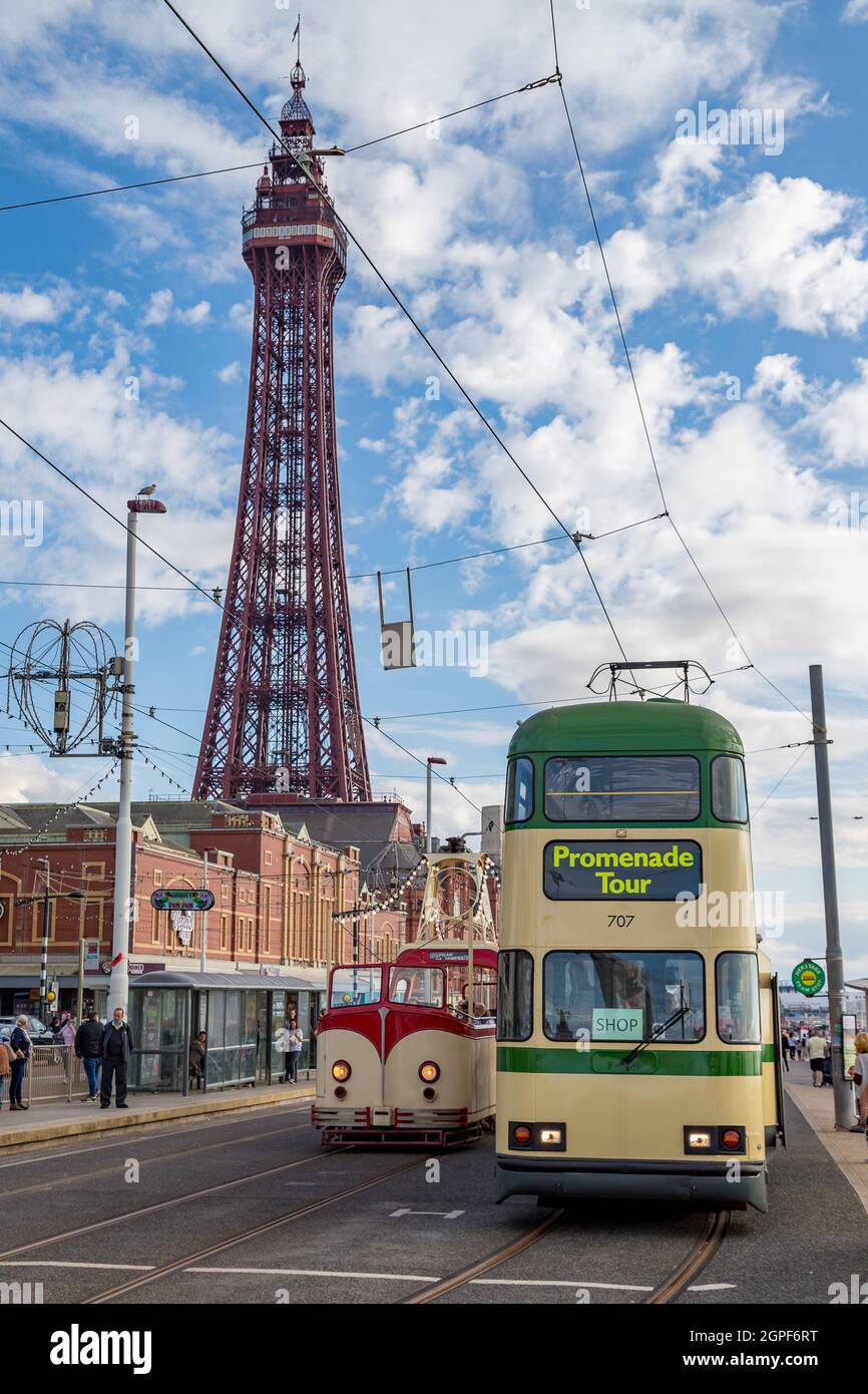 Due vecchi tram occupano il primo piano come Blackpool Tower domina lo sfondo nel settembre 2021. Foto Stock