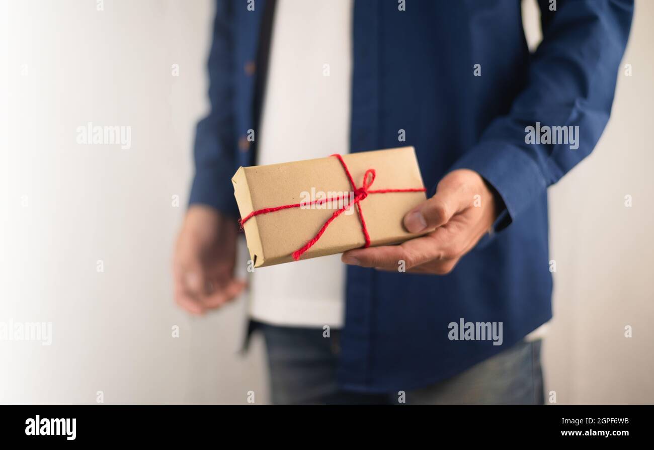 La gente che tiene la scatola del regalo, la scatola del regalo di nuovo anno, la scatola del regalo di Natale, lo spazio della copia. Natale, anno di nascita, concetto di compleanno. Foto Stock