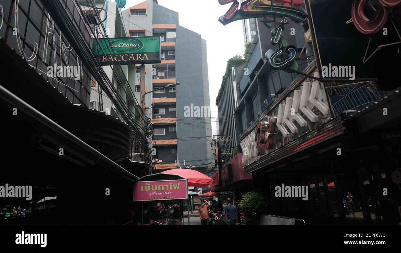 Soi Cowboy Alley Entertainment zone a Bangkok Thailandia chiudere Covid 19 Pandemic Lockdown Maintenance equipaggio Foto Stock