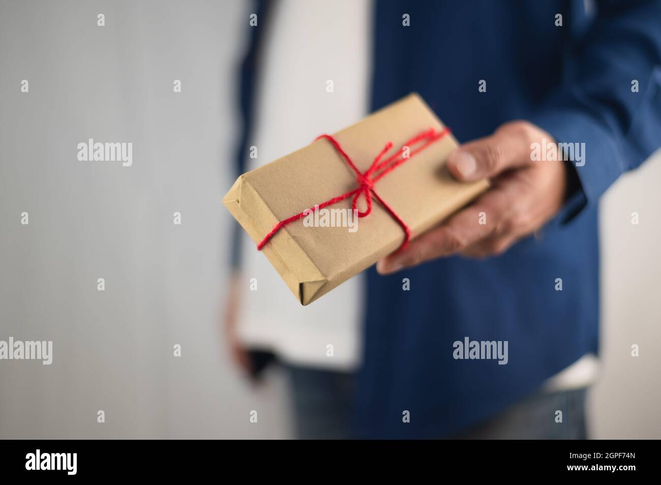 Persona che tiene la scatola del regalo, la scatola del regalo di nuovo anno, la scatola del regalo di Natale, lo spazio della copia. Natale, anno di nascita, concetto di compleanno. Foto Stock