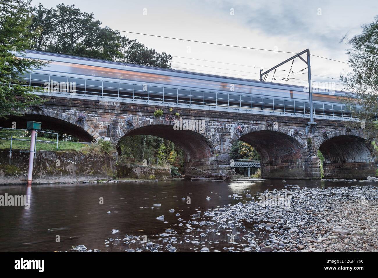 Un treno ad alta velocità che viaggia tra Preston e Lancaster attraversa il fiume Wyre e il ponte Six Arches a Scorton, vicino a Garstang, nel Lancashi Foto Stock