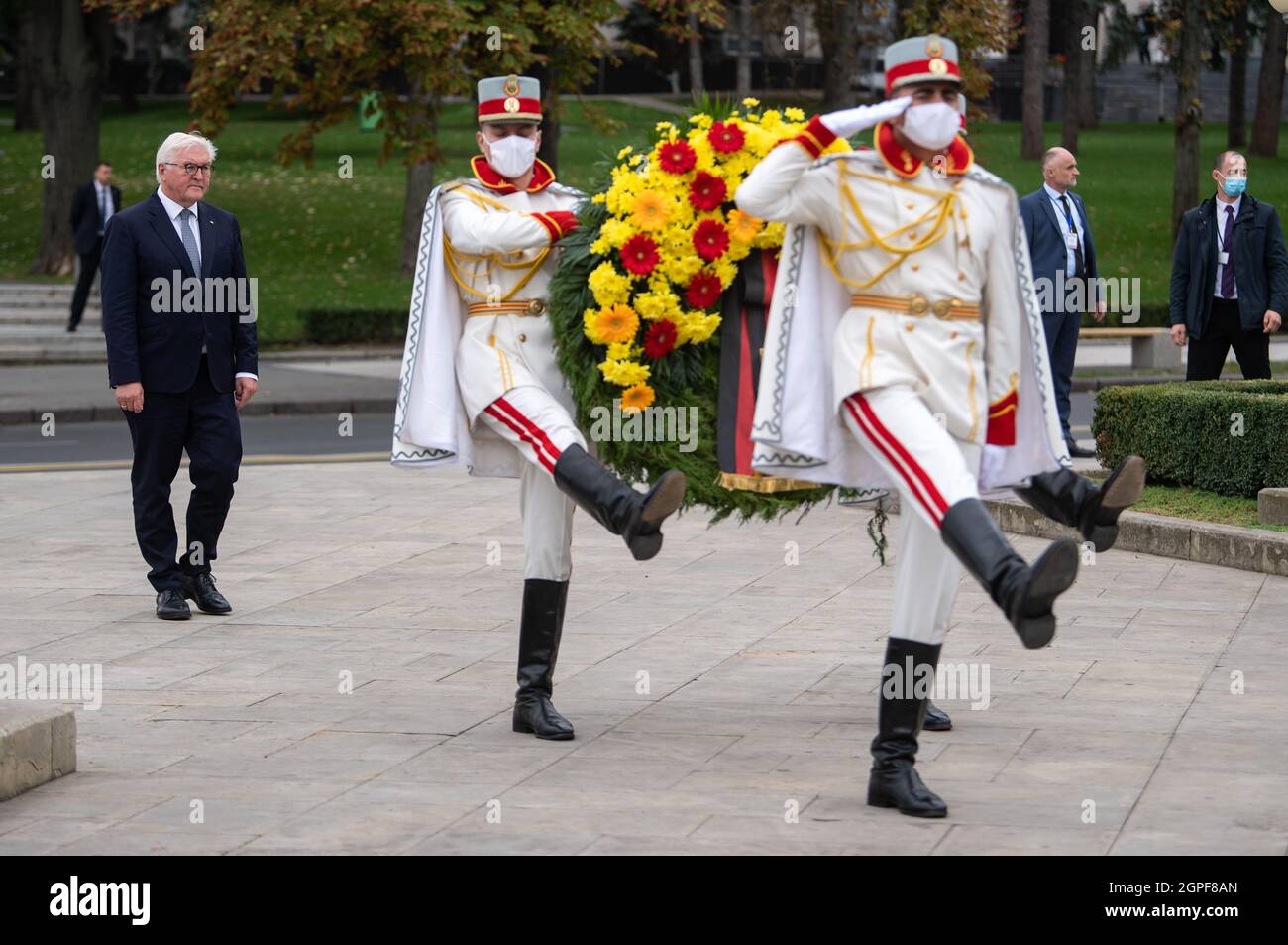 Chisinau, Moldavia. 29 settembre 2021. Il presidente federale Frank-Walter Steinmeier depone una corona al monumento a Stefan III cel Mare. Stefan III cel Mare, noto anche come Stefan il Grande, fu Voivode di Moldavia dal 1457 fino alla sua morte nel 1504. È venerato come eroe nazionale sia in Romania che in Moldavia. Il Presidente federale Steinmeier è in visita di due giorni nella Repubblica di Moldavia. Credit: Bernd von Jutrczenka/dpa/Alamy Live News Foto Stock