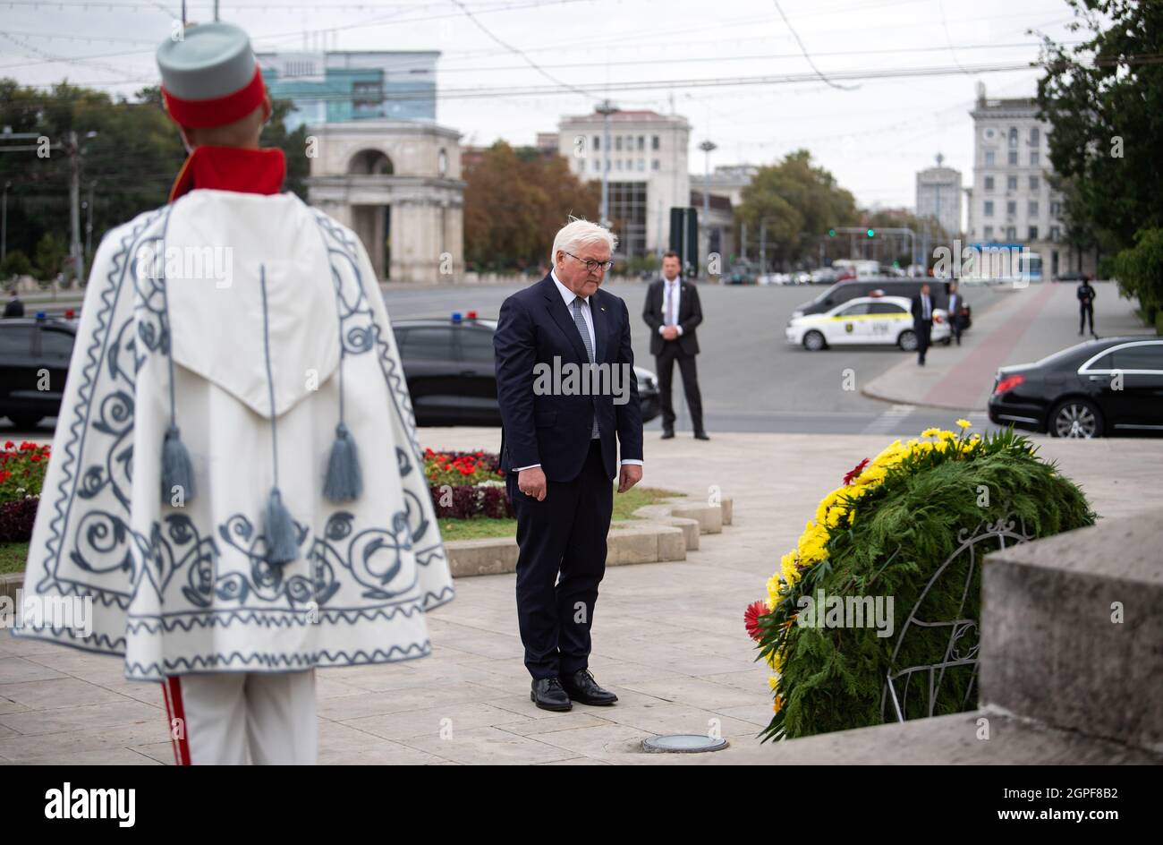 29 settembre 2021, Moldavia, Chisinau (kischinau): Il presidente federale Frank-Walter Steinmeier depone una corona al monumento a Stefan III cel Mare. Stefan III cel Mare, noto anche come Stefan il Grande, fu Voivode di Moldavia dal 1457 fino alla sua morte nel 1504. È venerato come eroe nazionale sia in Romania che in Moldavia. Il Presidente federale Steinmeier è in visita di due giorni nella Repubblica di Moldavia. Foto: Bernd von Jutrczenka/dpa Foto Stock