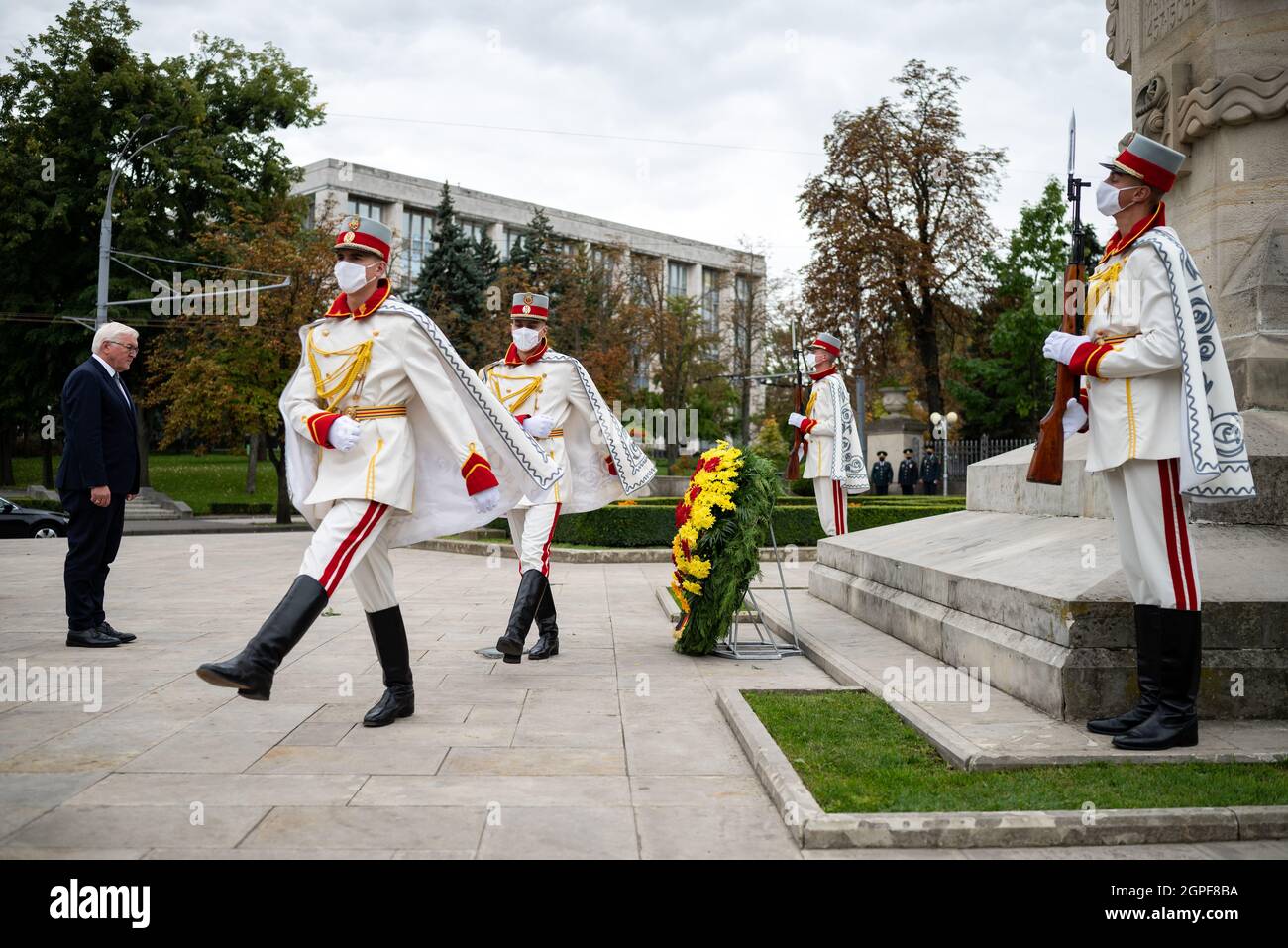 29 settembre 2021, Moldavia, Chisinau (kischinau): Il presidente federale Frank-Walter Steinmeier depone una corona al monumento a Stefan III cel Mare. Stefan III cel Mare, noto anche come Stefan il Grande, fu Voivode di Moldavia dal 1457 fino alla sua morte nel 1504. È venerato come eroe nazionale sia in Romania che in Moldavia. Il Presidente federale Steinmeier è in visita di due giorni nella Repubblica di Moldavia. Foto: Bernd von Jutrczenka/dpa Foto Stock