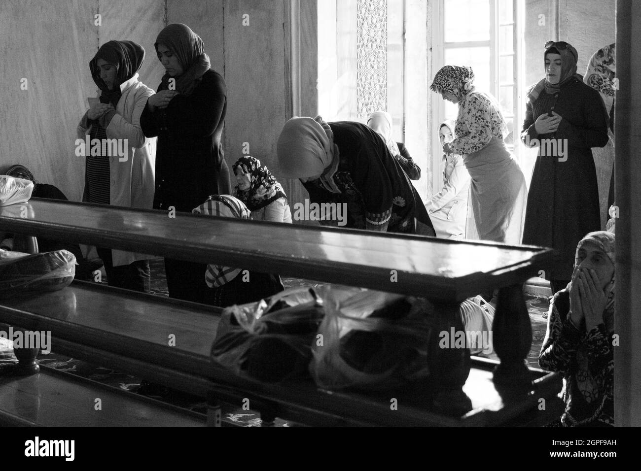 Istanbul, Turchia; 25 maggio 2013: Donne musulmane che pregano nella Moschea Blu. Foto Stock