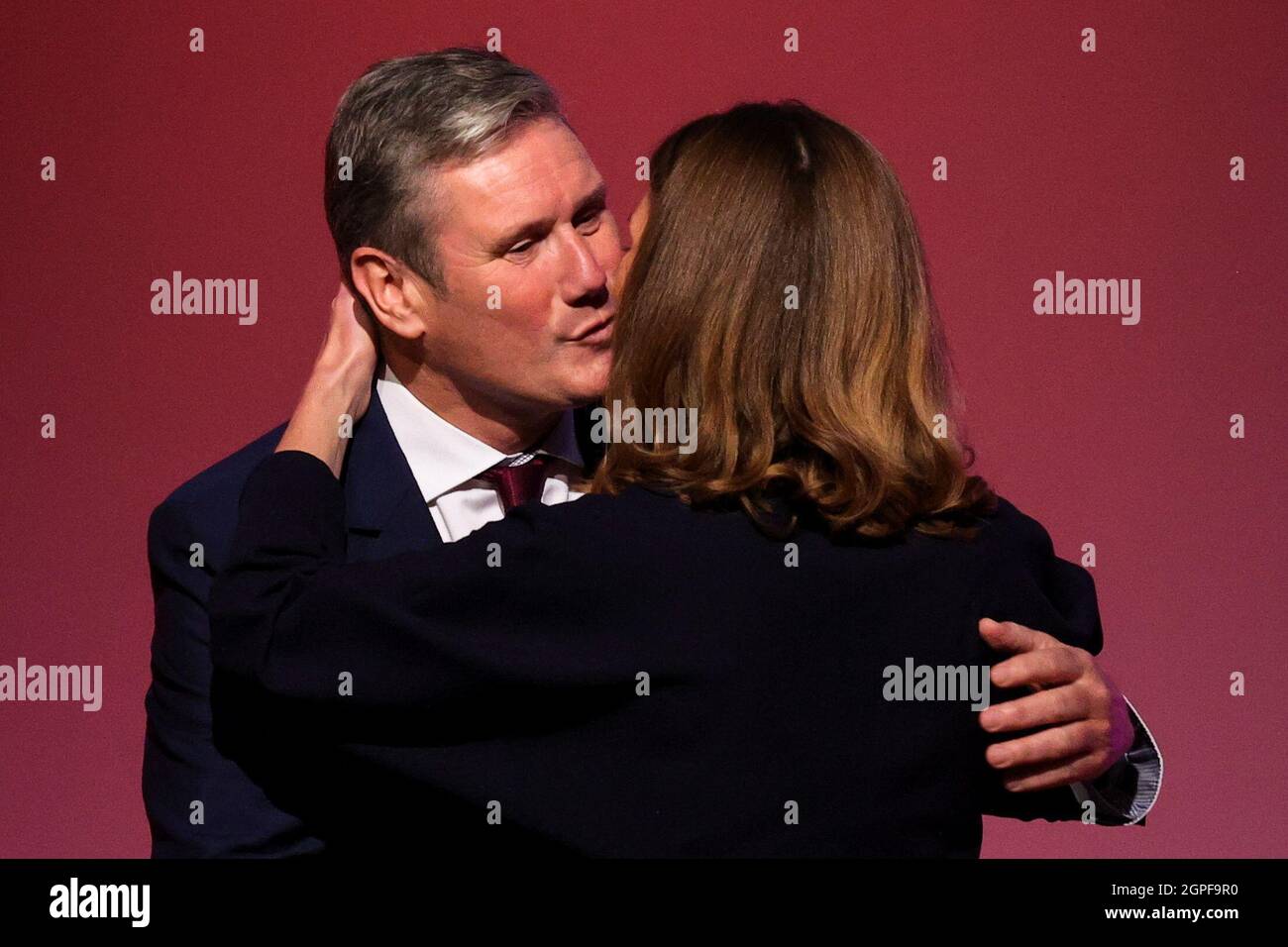 Il leader britannico del partito laburista Keir Starmer bacia sua moglie Victoria Starmer alla conferenza annuale del partito laburista britannico a Brighton, in Gran Bretagna, il 29 settembre 2021. REUTERS/Hannah Mckay Foto Stock