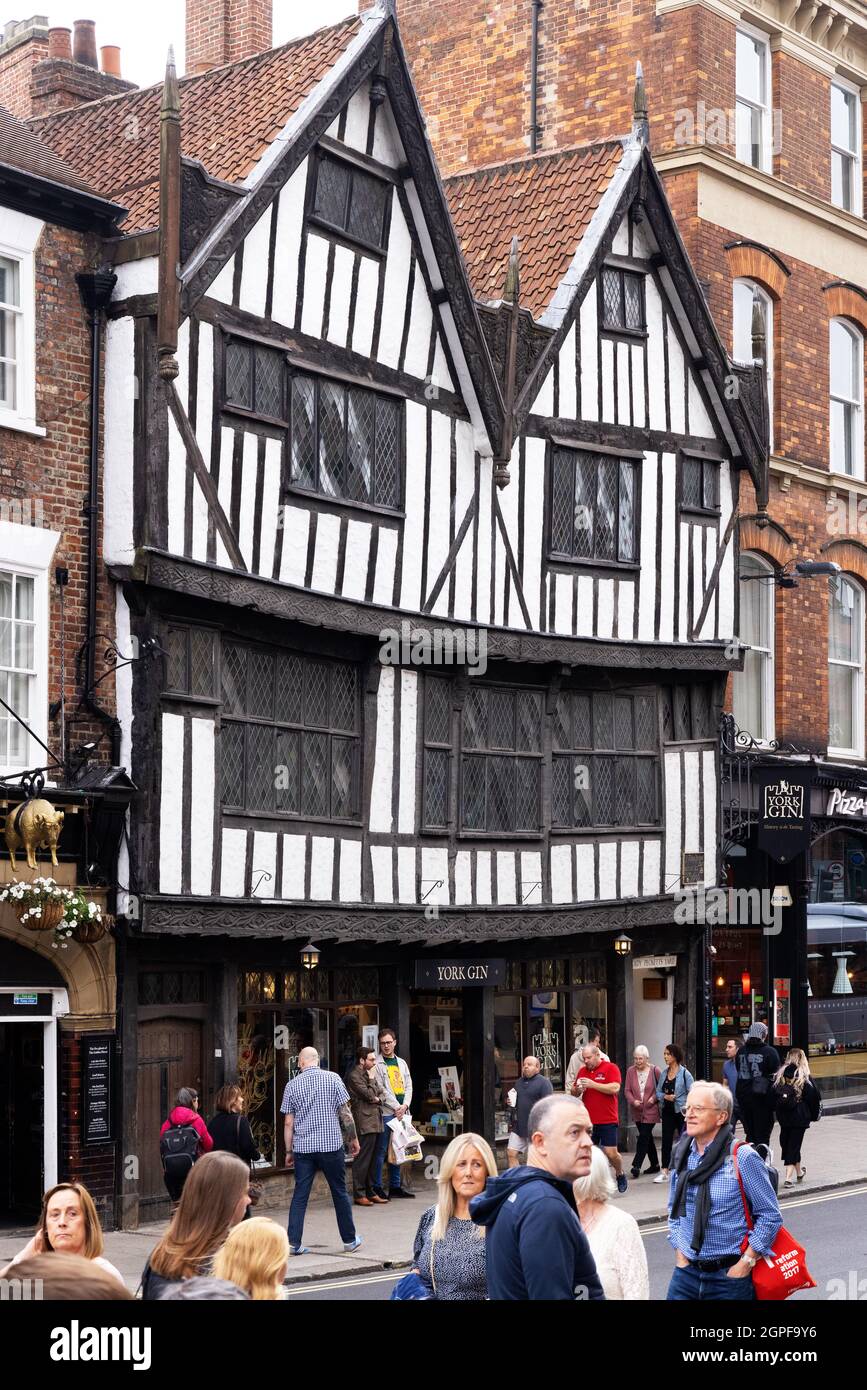 Sir Thomas Herberts House, York, un edificio medievale tudor del XV secolo, oggi sede di York Gin; York centro città York Yorkshire Regno Unito Foto Stock