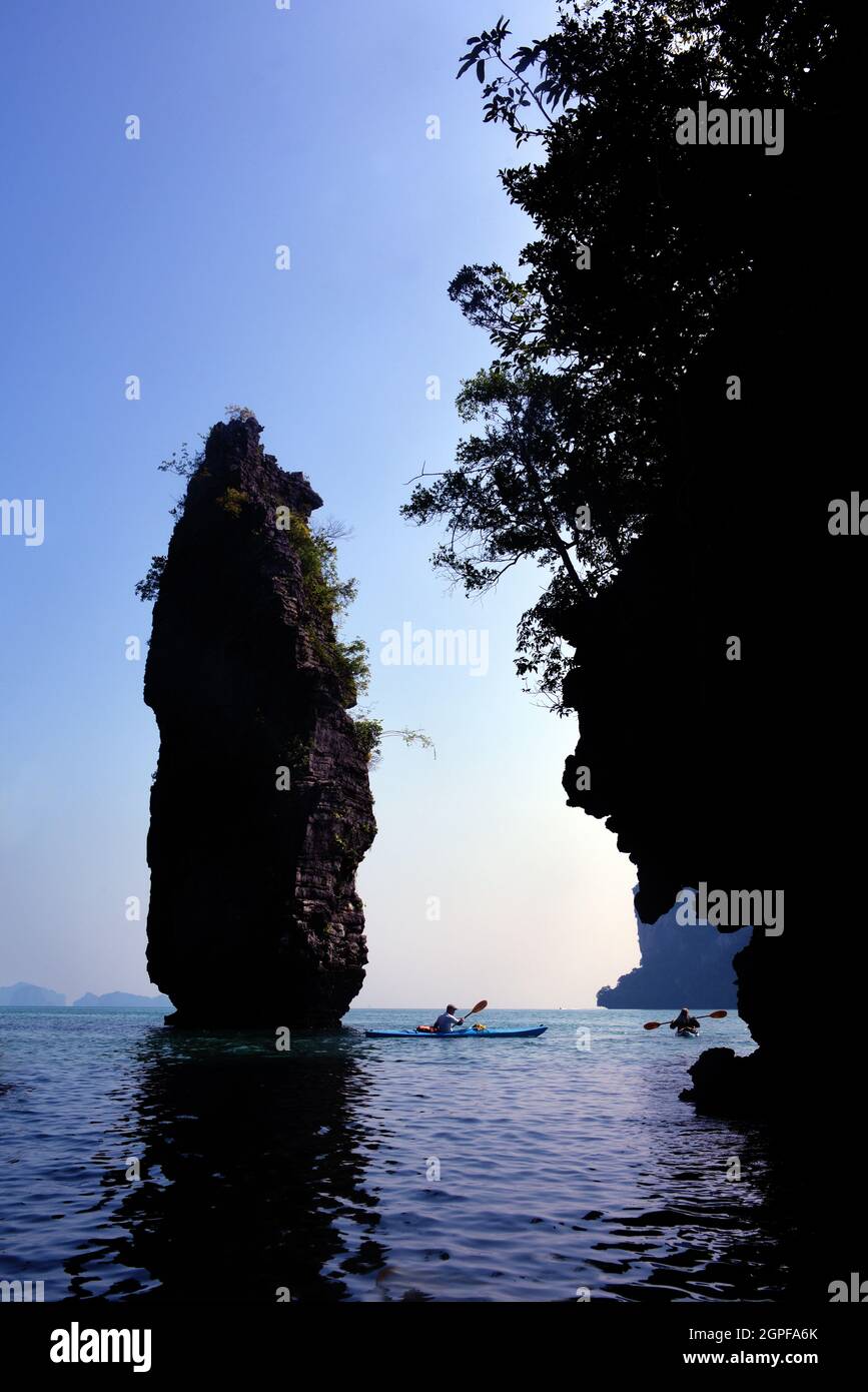 THAILANDIA, PARCO NAZIONALE DI AO PHANG NGA, GITA IN KAYAK NEL MARE DELLE ANDAMANE, MR Foto Stock