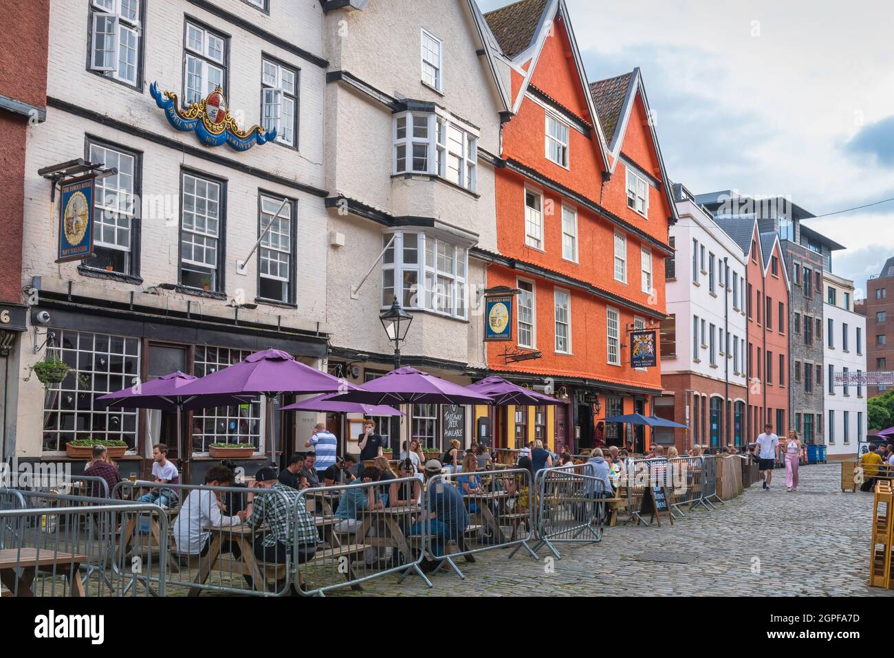 King Street Bristol, vista della gente che si rilassa ai tavoli al di fuori dei pub popolari in King Street, Bristol, Inghilterra, Regno Unito Foto Stock