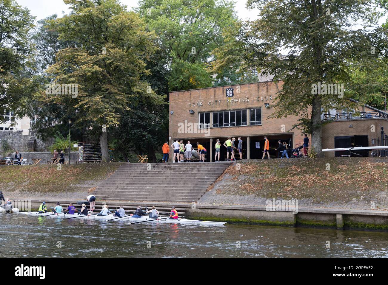 Rowing club UK; York City Rowing Club, con vogatori e una barca otto, sul fiume Ouse, York, Regno Unito Foto Stock