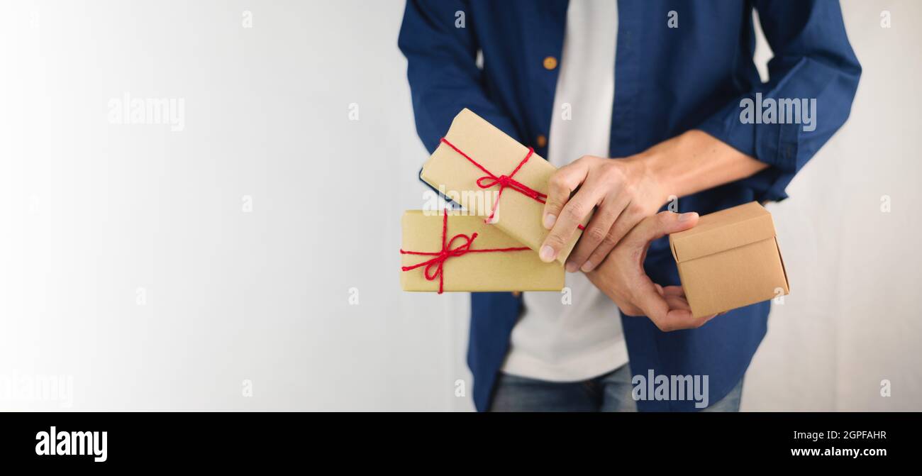 Scatola regalo di tenuta della mano del primo piano, scatola regalo di nuovo anno, scatola regalo di Natale, spazio di copia. Natale, anno di nascita, concetto di compleanno. Foto Stock