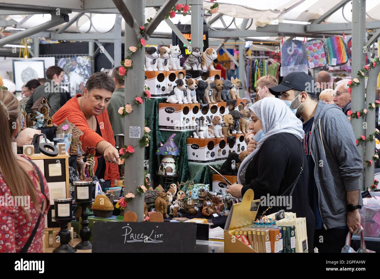 La gente musulmana che acquista Regno Unito; il mercato shambles York Regno Unito, il centro della città di York, York, Regno Unito di Yorkshire Foto Stock