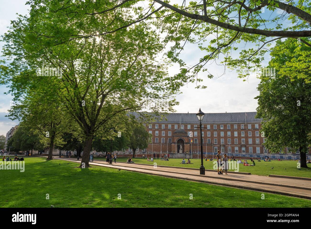 College Green Bristol, vista in estate di College Green e il neo-georgiano City Council House edificio, Bristol, Avon, Inghilterra, Regno Unito Foto Stock
