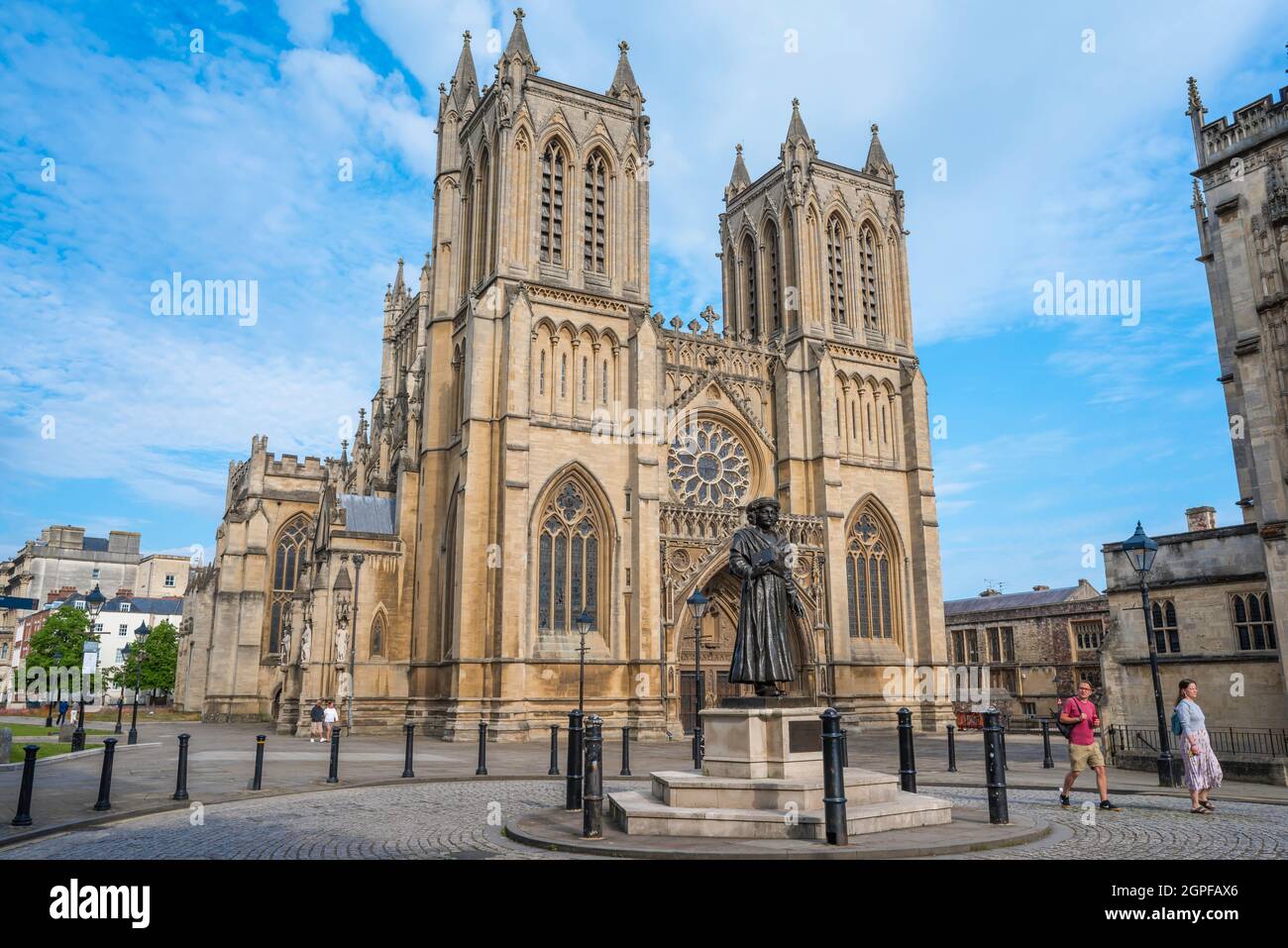 Cattedrale di Bristol, vista da Deanery Road della doppia torre ovest di fronte alla cattedrale della città, Bristol, Inghilterra, Regno Unito Foto Stock