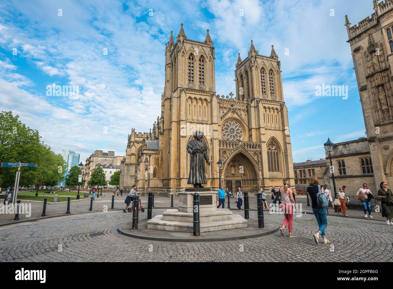 Cattedrale di Bristol, vista da Deanery Road del fronte ovest della cattedrale della città, Bristol, Inghilterra, Regno Unito Foto Stock