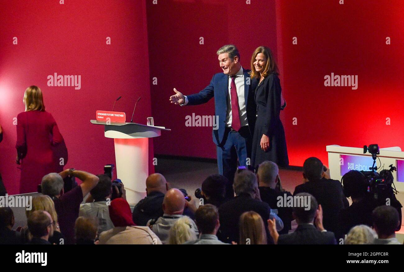 Brighton UK 29 settembre 2021 - Sir Keir Starmer con sua moglie Victoria sul palco dopo aver tenuto il suo discorso alla Conferenza del partito laburista oggi al Centro di Brighton: Credit Simon Dack / Alamy Live News Foto Stock