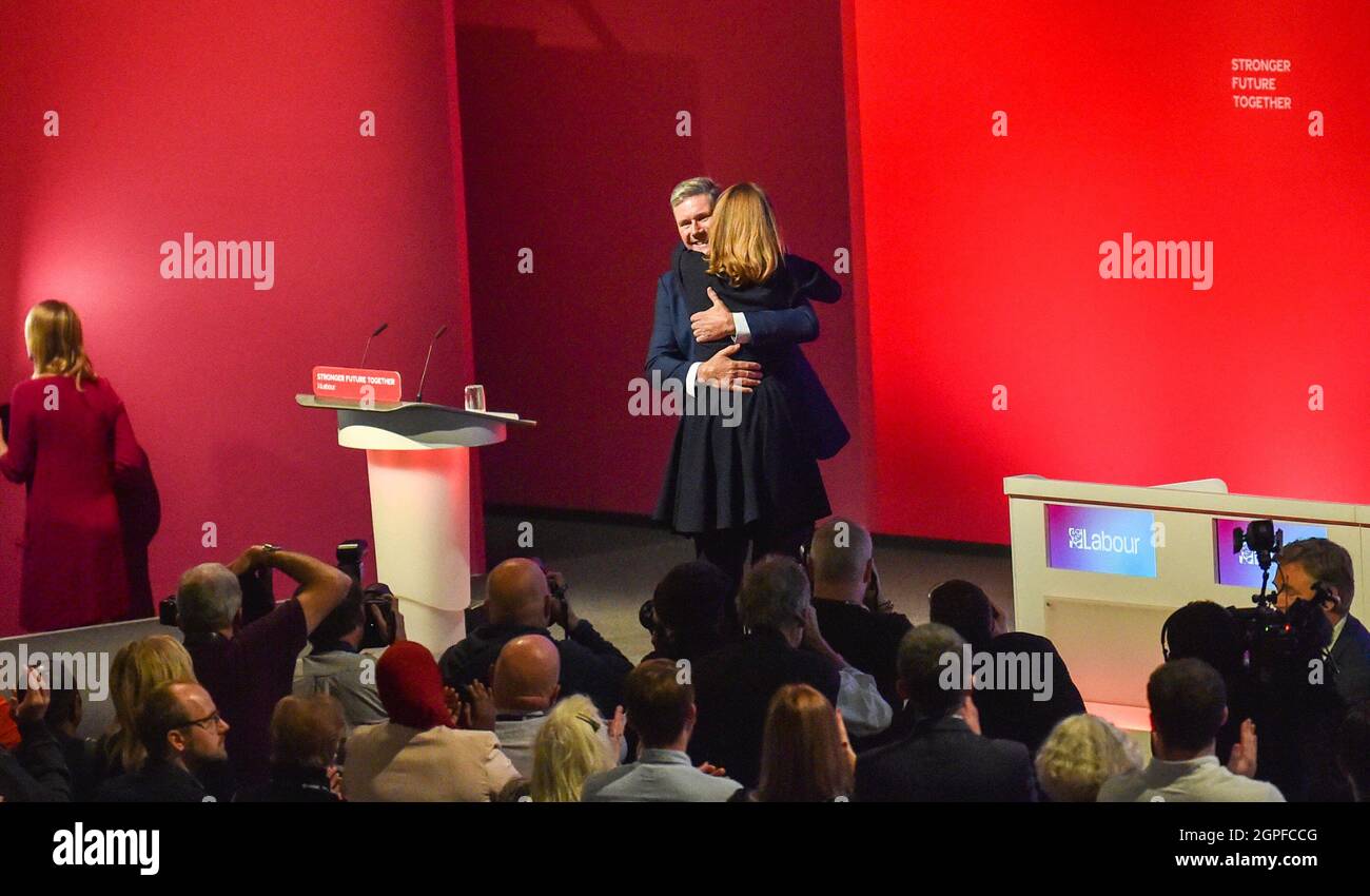 Brighton UK 29 settembre 2021 - Sir Keir Starmer con sua moglie Victoria sul palco dopo aver tenuto il suo discorso alla Conferenza del partito laburista oggi al Centro di Brighton: Credit Simon Dack / Alamy Live News Foto Stock