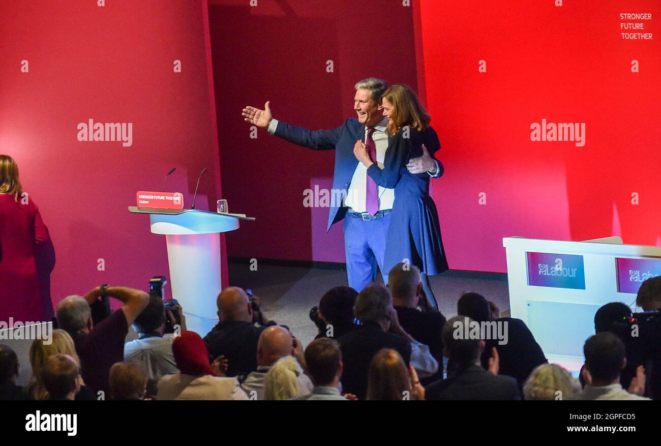 Brighton UK 29 settembre 2021 - Sir Keir Starmer con sua moglie Victoria sul palco dopo aver tenuto il suo discorso alla Conferenza del partito laburista oggi al Centro di Brighton: Credit Simon Dack / Alamy Live News Foto Stock