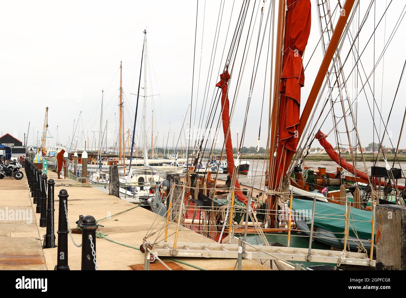 Vista del porto di Maldon con chiatte a vela, Maldon, Essex, Regno Unito Foto Stock