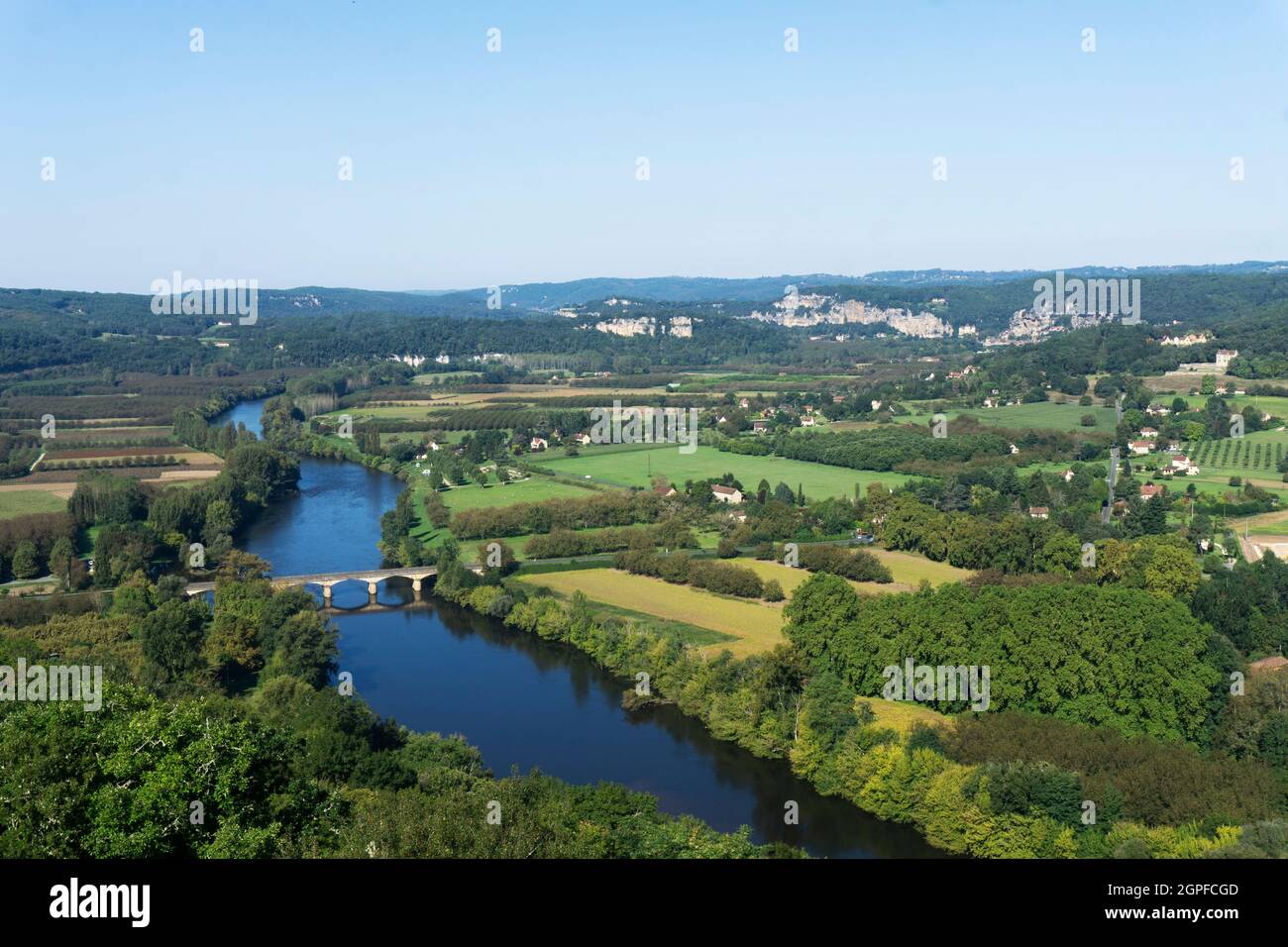 Alto angolo di vista della valle Vezere dal villaggio di Domme in Dordogna, Francia Foto Stock