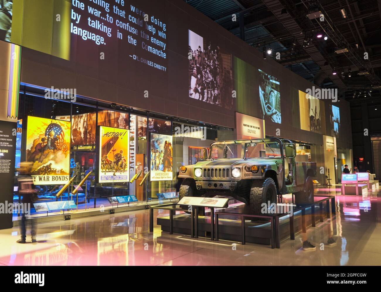Un camouflage HMMWV, veicolo Humvee. Al Museo Nazionale dell'Esercito degli Stati Uniti a Fort Belvoir, Virginia. Foto Stock