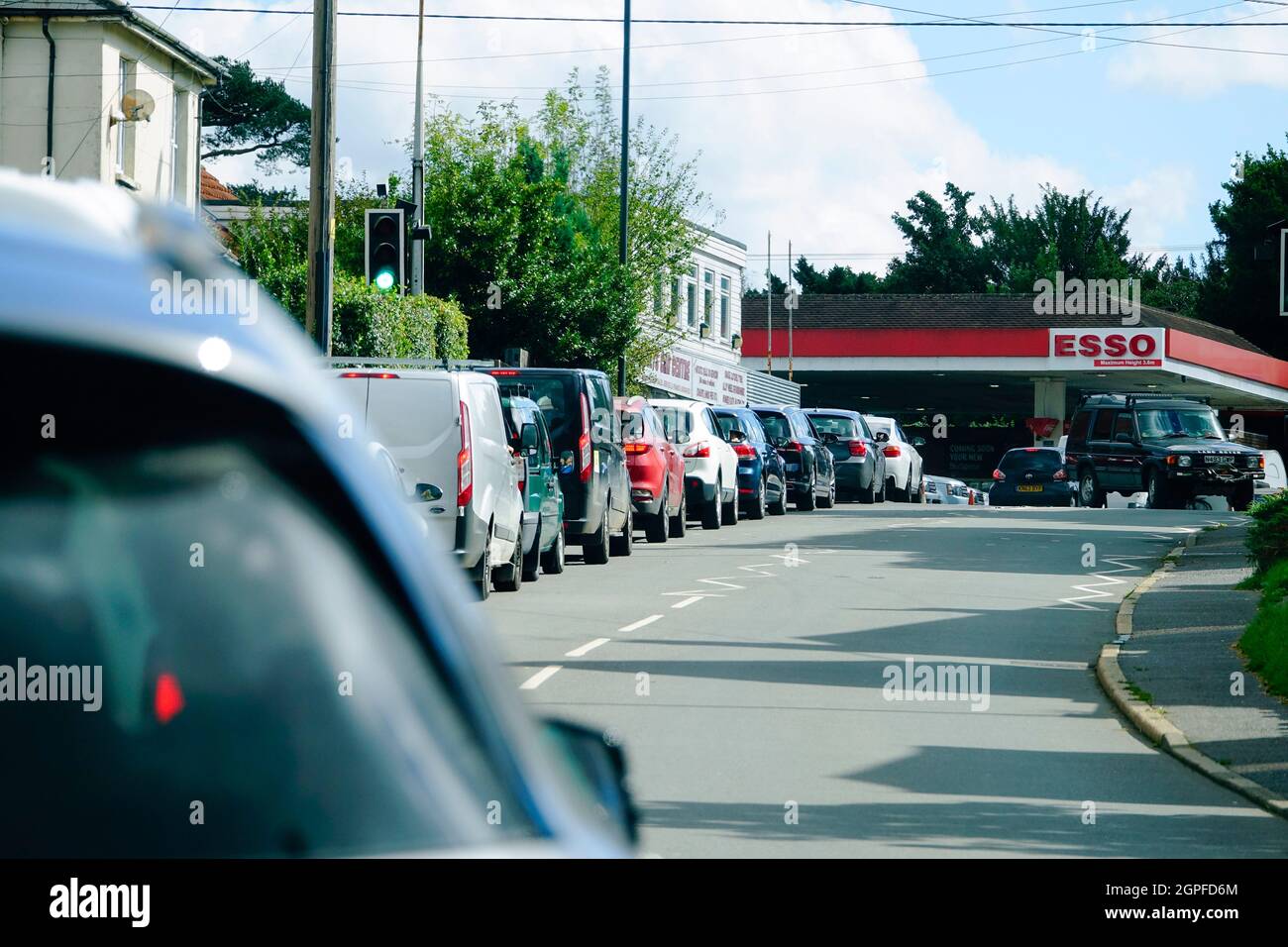 Coda di automobili in un distributore di benzina a causa di panico acquisto nel sud dell'inghilterra Foto Stock