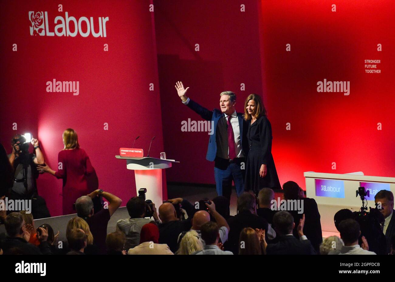 Brighton UK 29 settembre 2021 - Sir Keir Starmer con sua moglie Victoria sul palco dopo aver tenuto il suo discorso alla Conferenza del partito laburista oggi al Centro di Brighton: Credit Simon Dack / Alamy Live News Foto Stock