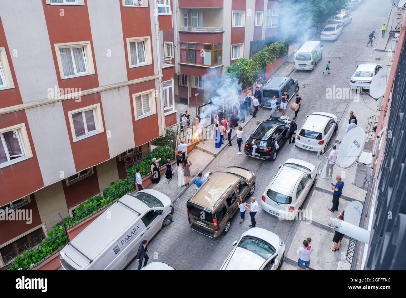 Beyoglu, Istanbul, Turchia - 07.04.2021: I turchi si riuniscono intorno alla casa della sposa e dello sposo e gli ospiti celebrano illuminando torcia e musici Foto Stock