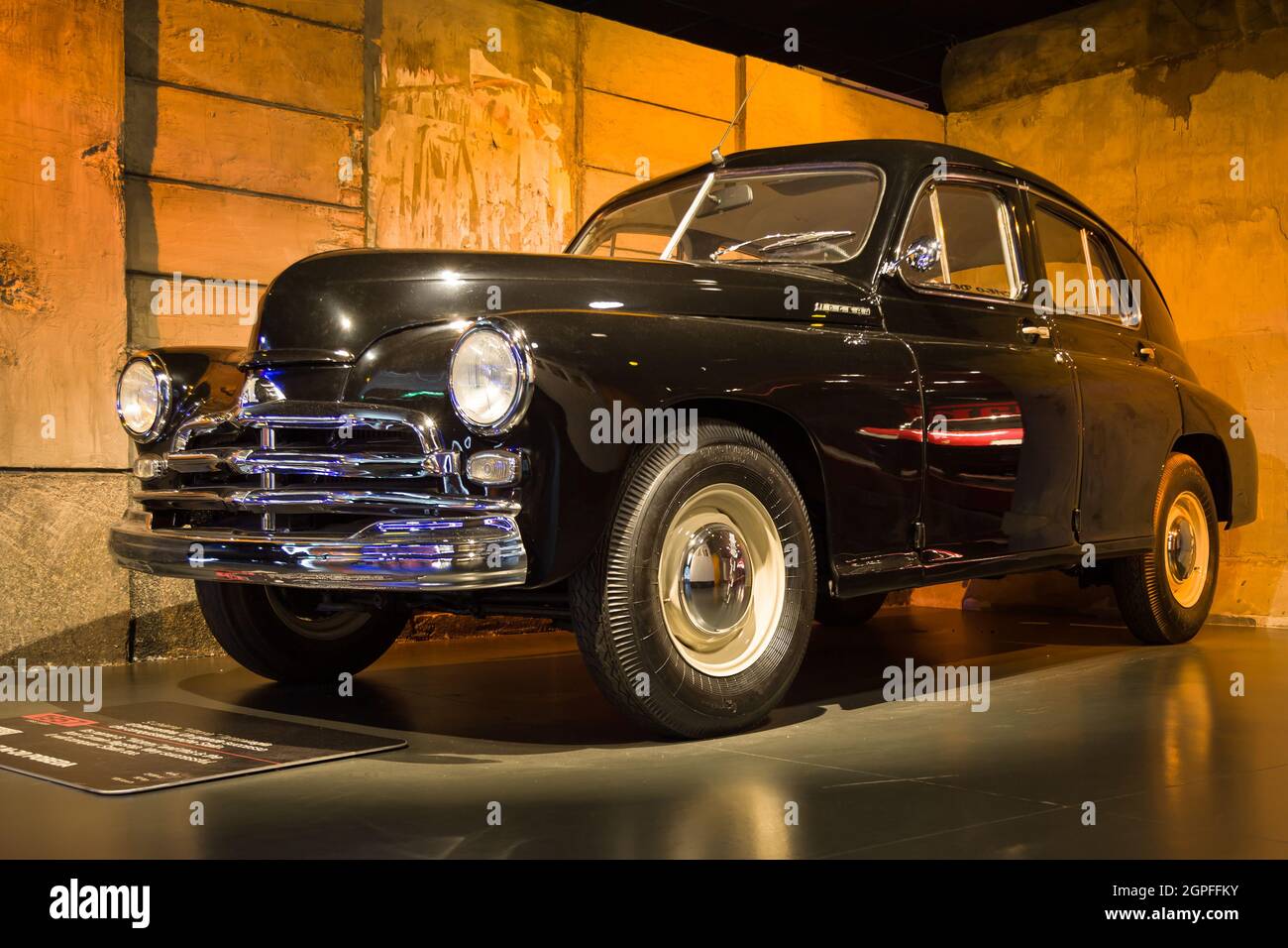 Torino, Italia - 13 agosto 2021: GAZ M-20 Pobeda presentato al Museo Nazionale dell'Automobile (MAUTO) di Torino. Foto Stock