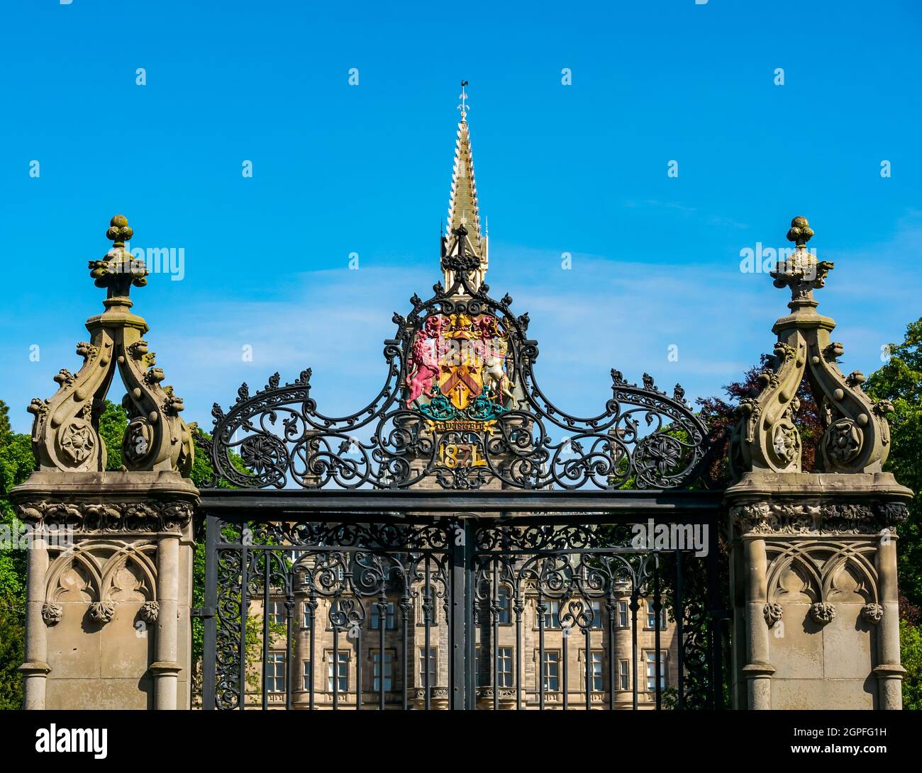 Scozzese stile baronale Fettes College edificio scuola indipendente by David Bryce in giornata di sole con cancello in ferro battuto ornato, Edimburgo, Scozia, Regno Unito Foto Stock